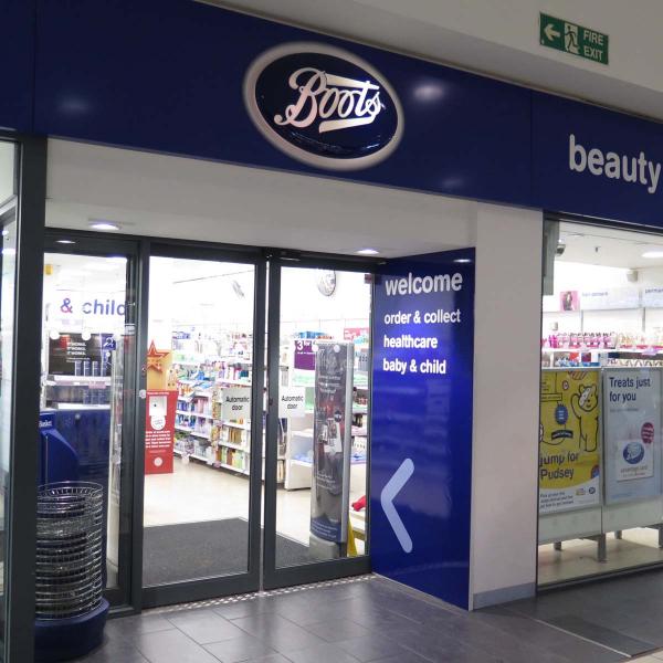 How much do boots pay per hour UK