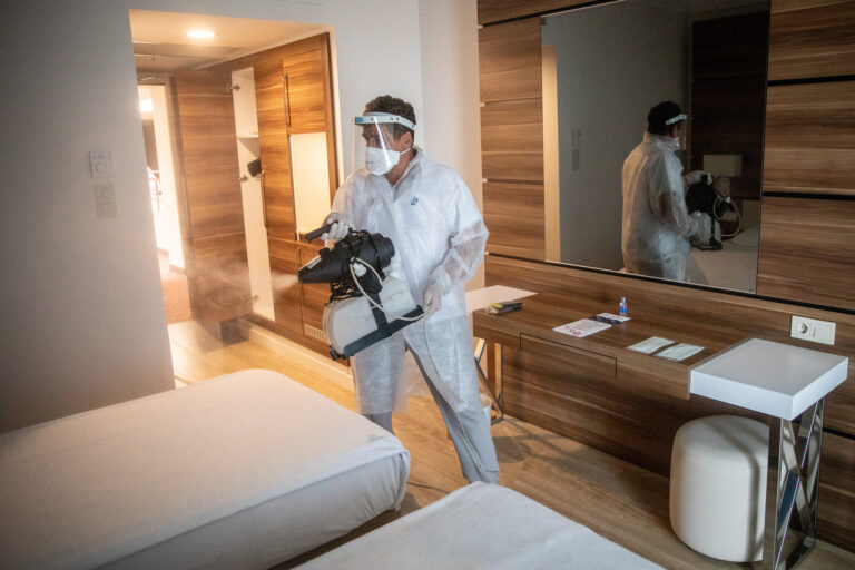How Professional Cleaners Transform Luxury Hotels and Resorts